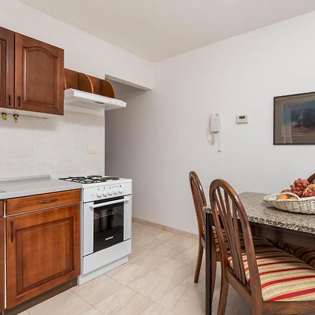 1 Bedroom Cozy Apartment In Ičići מראה חיצוני תמונה