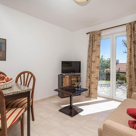 1 Bedroom Cozy Apartment In Ičići מראה חיצוני תמונה
