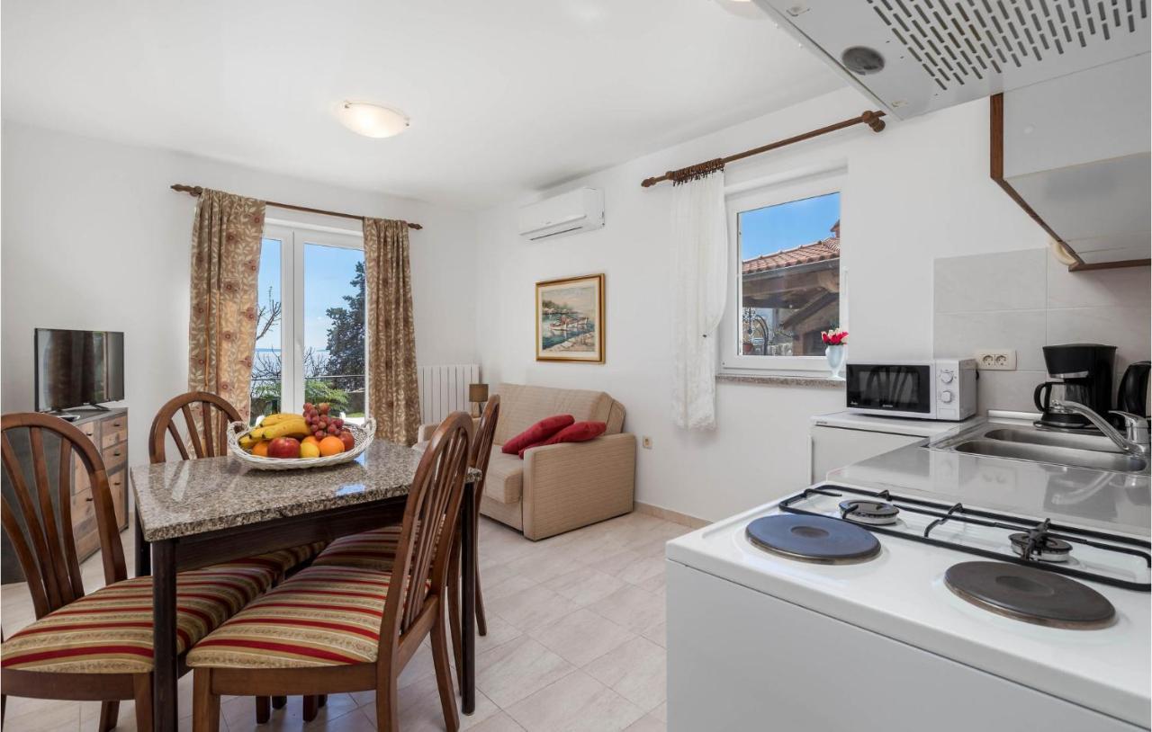 1 Bedroom Cozy Apartment In Ičići מראה חיצוני תמונה