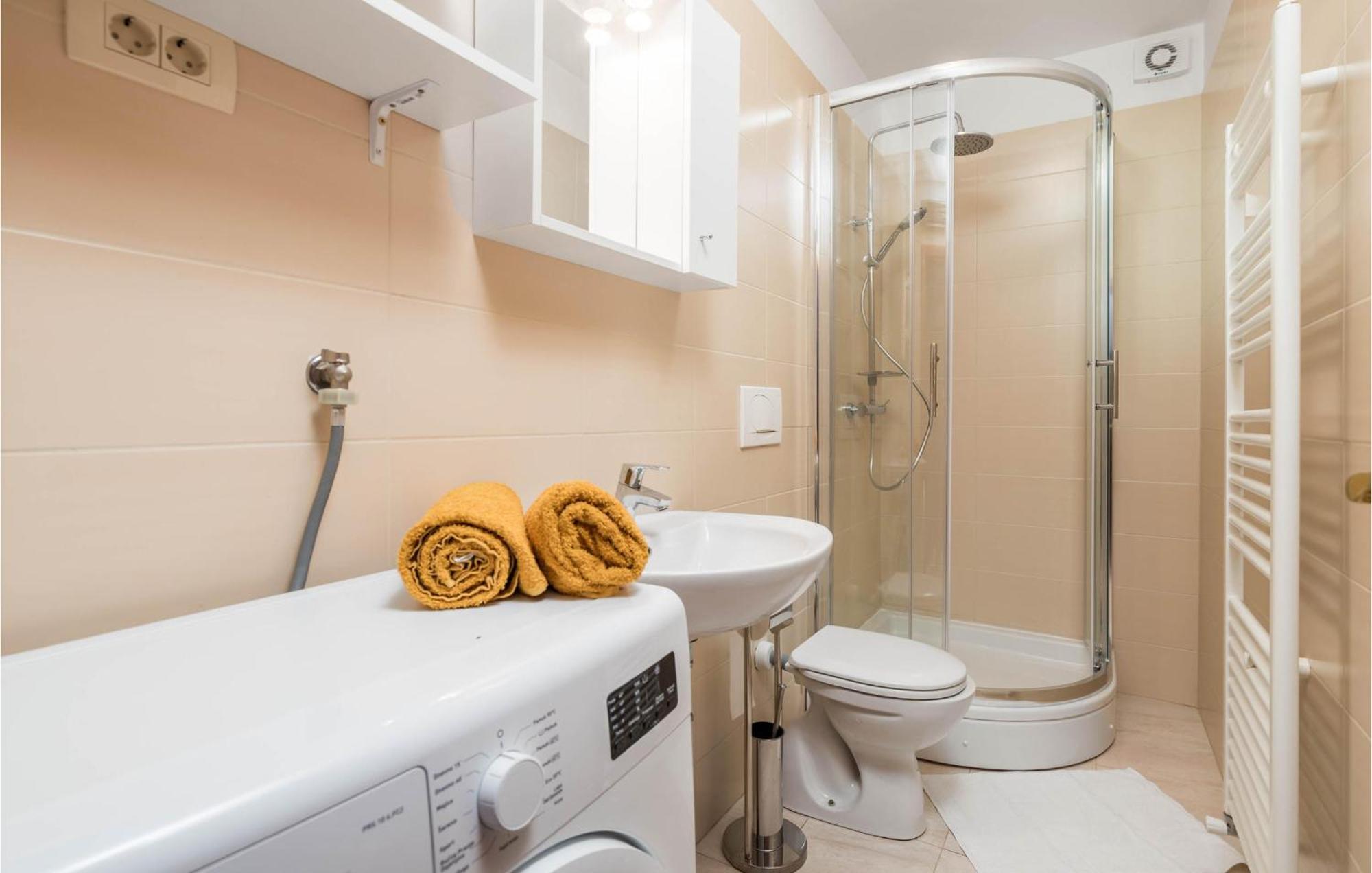1 Bedroom Cozy Apartment In Ičići מראה חיצוני תמונה
